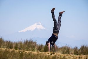 Un équilibriste devant le Cotopaxi