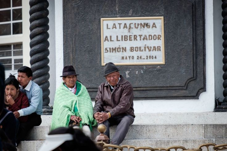 Un couple attend le défilé