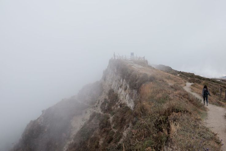 Les nuages bouchent la vue sur le cratère
