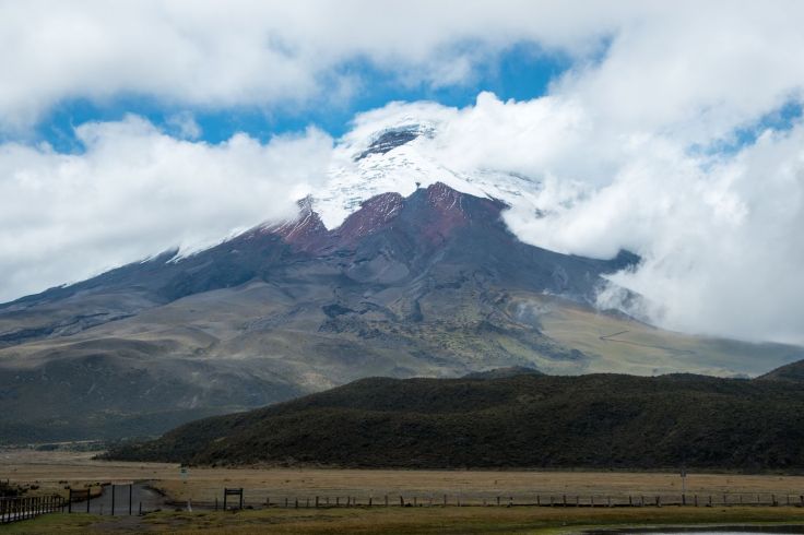 Le Cotopaxi culmine à 5897 mètres d'altitude