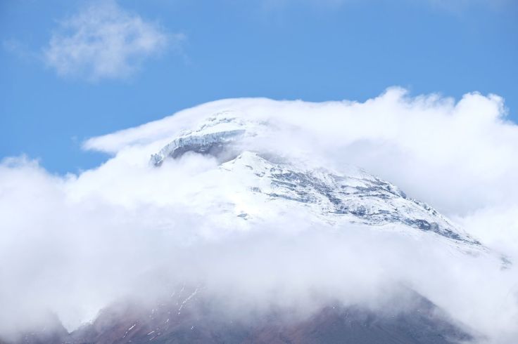 Le sommet du Cotopaxi se découvre