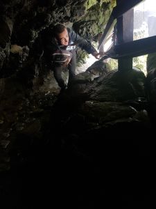 Il faut ramper entre les rochers pour passer sous le Pailon Del Diablo