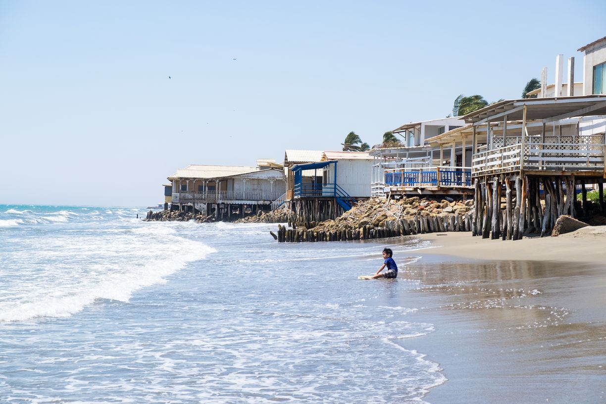 Les maisons sur pilotis de la plage de Colan