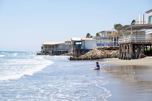 Les maisons sur pilotis de la plage de Colan