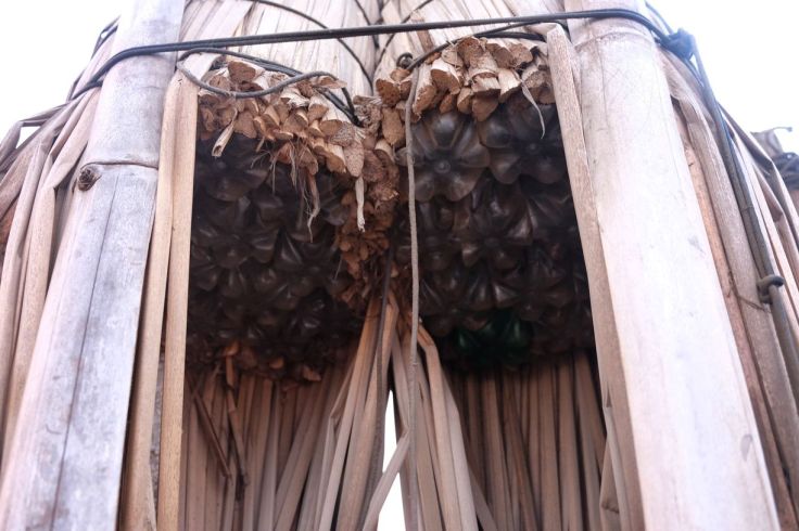 Intérieur d'un bateau en totora