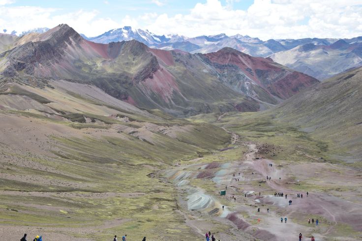 Pour arriver à la montagne aux 7 couleurs, il faut traverser cette vallée