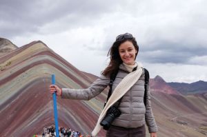 Jennifer devant la montagne aux 7 couleurs