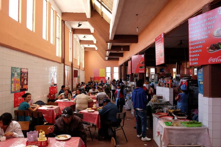 Déjeuner au marché de Sucre